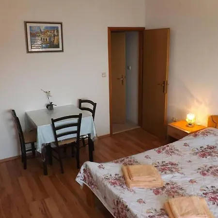 Bupic- Close To Old With Free Parking Apartment